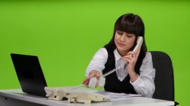Kadın memur iki telefonlarda hemen konuş. Stüdyo