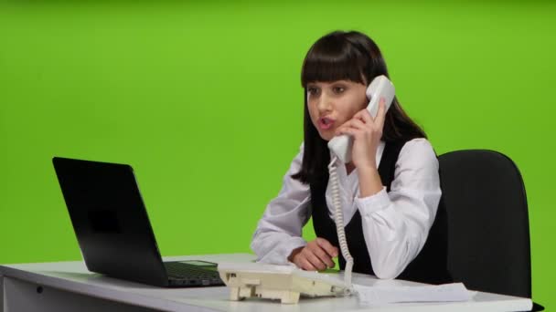 Woman boss Beszta podwładnych przez telefon. Studio — Wideo stockowe