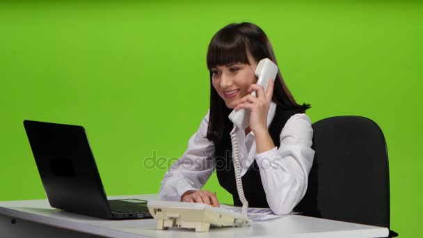 Chica administrador lindo responde a la llamada telefónica. Pantalla verde — Vídeo de stock