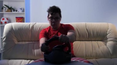 Direksiyon simidi ile video oyunu. Adam iyi bir ruh hali