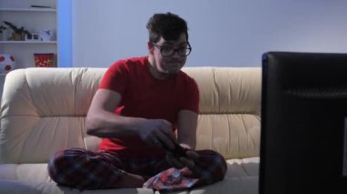Üzerinden konsolda online oyun kazanan adam sevinir