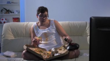Adam bir joystick ve pizza yemek ile çalış