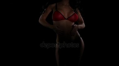 Ağır çekim. Kırmızı iç çamaşırı kız lüks gövdesi