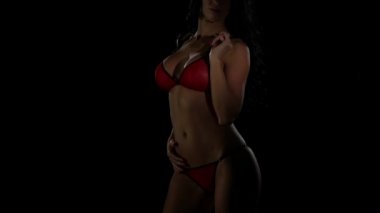 Vücut erotik dokunmak. Bir kız üzerinde kırmızı iç çamaşırı