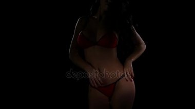 Kırmızı iç çamaşırı bir kız. Vücuda erotik dokunmatik