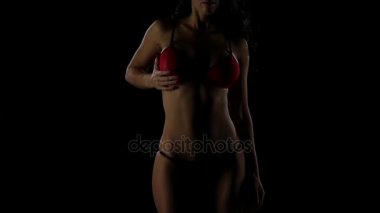 Uzun saçlı seksi bir kız üzerinde kırmızı seksi iç çamaşırı
