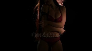 Kırmızı iç çamaşırı uzun saçlı esmer Rüzgar. Ağır çekim