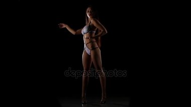 Beyaz erotik iç çamaşırlarıyla dans kız. Ağır çekim