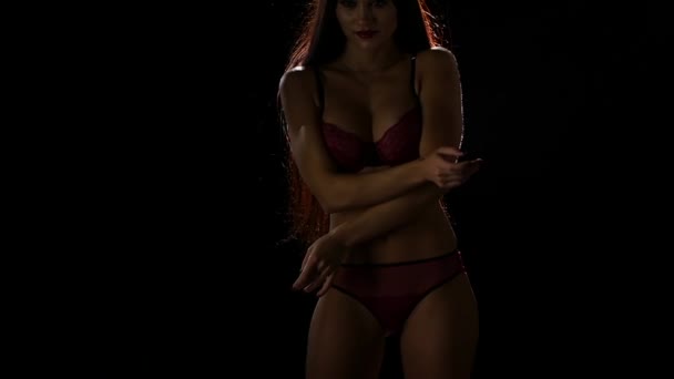 Menina sexy em lingerie vermelha e batom vermelho. Movimento lento — Vídeo de Stock