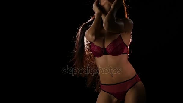 Bruna dai capelli lunghi in lingerie rossa erotica. Rallentatore — Video Stock