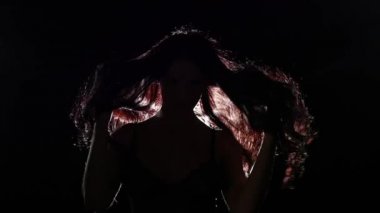 Uzun saçlı esmer seksi iç çamaşırı Rüzgar esiyor