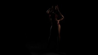 Kameranın iç çamaşırı poz uzun saçlı kız