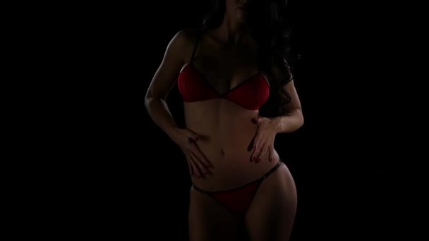 Ragazza in lingerie rossa erotica che tocca il suo corpo. Gioco di luce — Video Stock