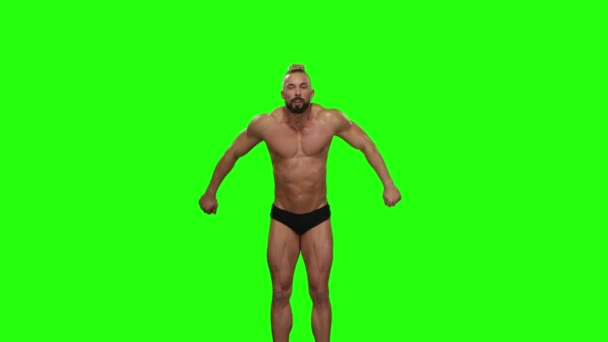 Człowiek z muskularne ciało wykonuje skok w akrobatycznej podziały. Studio — Wideo stockowe