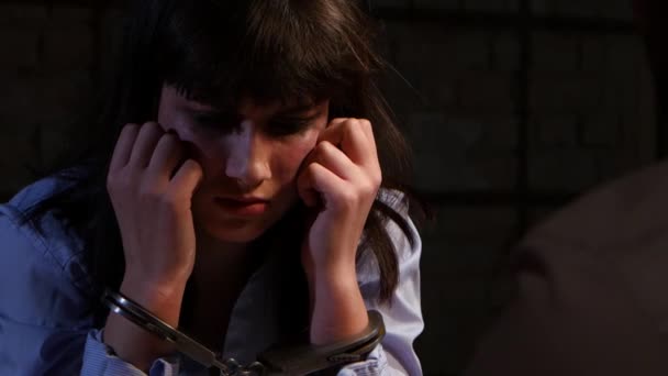 Vrouw in handboeien huilen en gerechtvaardigd. Closeup — Stockvideo