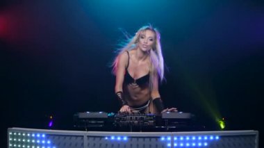 Sarışın Dj kız seksi siyah iç çamaşırı vinyls katlanmış. Stüdyo