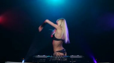 Konsol karıştırma için dans seksi sarışın Dj kadın