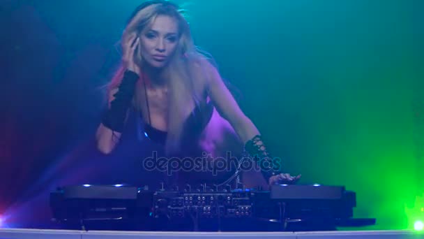 Mujer sexy rubia DJ en lencería de cuero jugando en vinilo — Vídeos de Stock