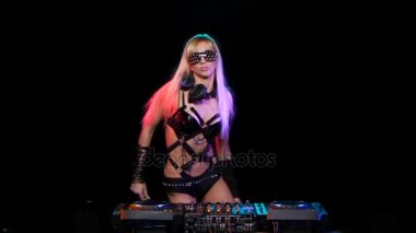 DJ kız sarışın güzel gözlük ve deri iç çamaşırı