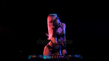 Neon ışık güverte arkasında erotik Dj sarışın kız