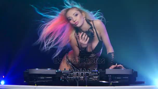 Lady DJ downmixes de música e movimentos sexy para a batida — Vídeo de Stock