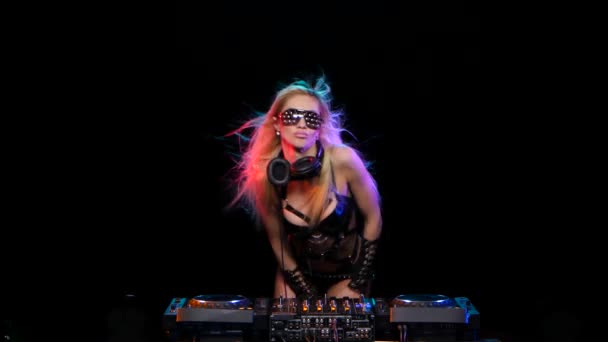 Оригинальная и сексуальная блондинка DJ — стоковое видео