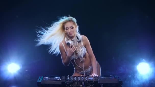 Dj langhaarige blonde Frau dreht Vinyl und spielt mit Haaren — Stockvideo