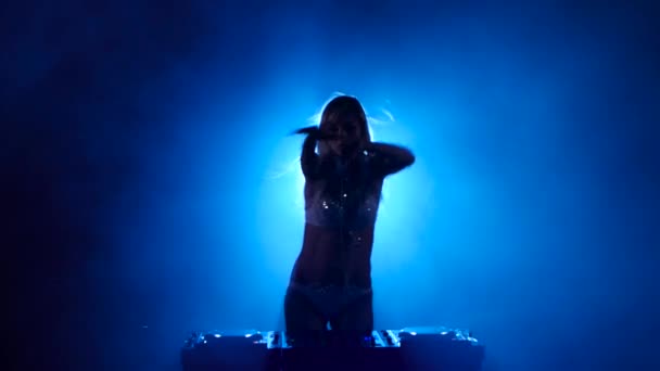 Темна студія. Ритмічна танцююча жінка DJ звукової доріжки — стокове відео