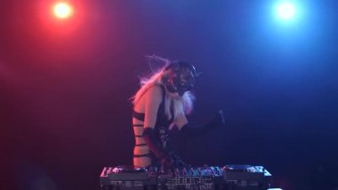 Sarışın longhair kız dj kitty maskesi ve erotik elbise