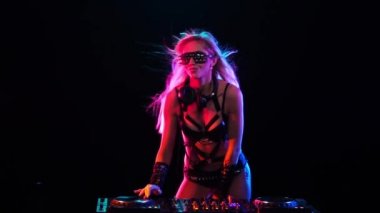 Neon ışık güverte arkasında seksi Dj sarışın kadın