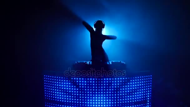 Seminude blond girl dj dancing and mixes music in silhouette — Stock Video