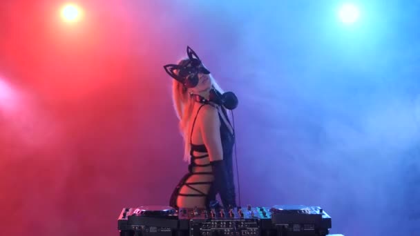 Сексуальная девушка-котенок DJ включила новый трек — стоковое видео