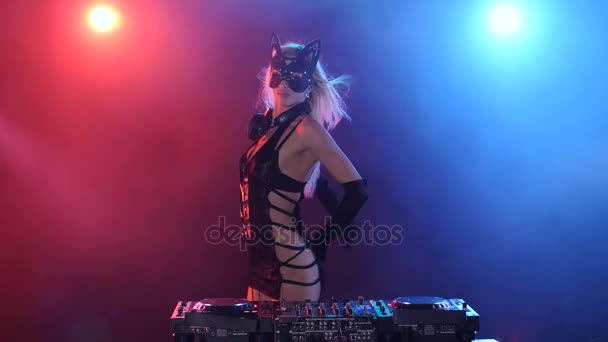 Lady Cat DJ. Longhair menina loira dj em vestido erótico — Vídeo de Stock
