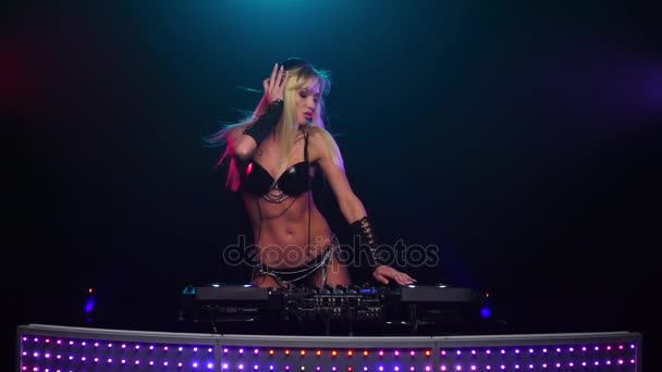 Chica rubia DJ en lencería sexy gira vinilos. Movimiento lento — Vídeos de Stock