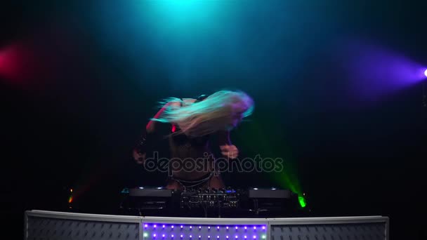 DJ flicka dansa till rytmen av musiken. Studio — Stockvideo