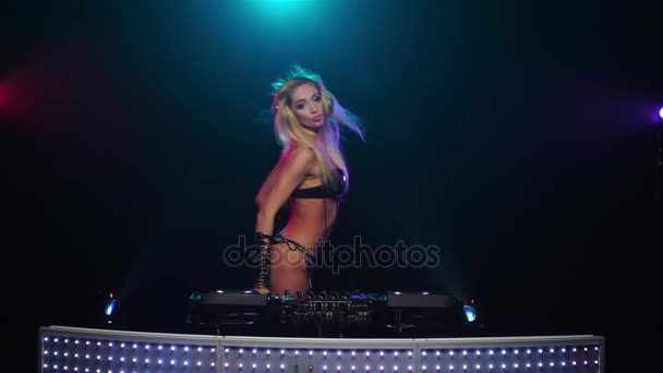 Blonde DJ girl danse sexy pour console de mixage. Mouvement lent — Video