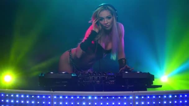 Sexy chica rubia DJ en lencería de cuero jugando en vinilo — Vídeo de stock