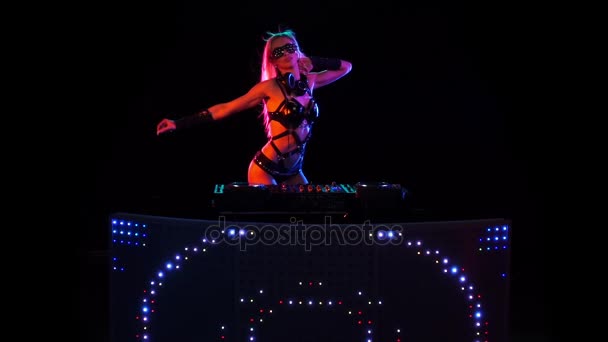 Mujer rubia DJ jugando en vinilo en cámara lenta — Vídeos de Stock