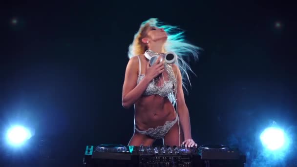 Girl DJ playing the turntables and sexy dancing. Slow motion — Stock Video