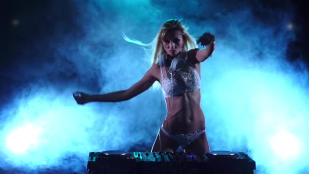 DJ mujer en el humo toca dos canciones. Movimiento lento — Vídeos de Stock