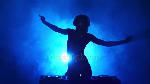 Silhouette di dj ragazza nel fumo. Rallentatore — Video Stock