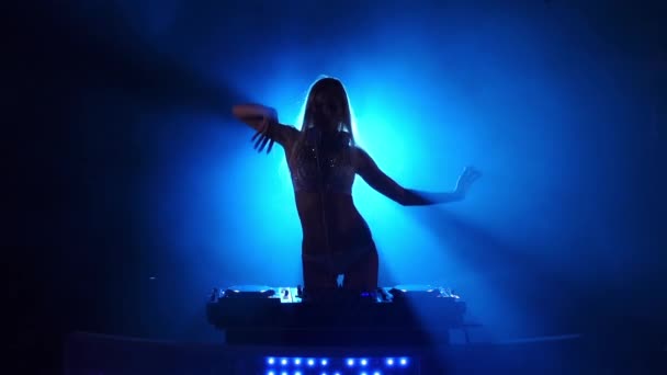 DJ menina dançando atrás dos conveses. Movimento lento — Vídeo de Stock