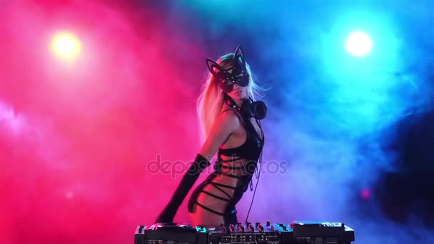 Longhair sarışın kız dj kitty maskesi ve erotik elbise — Stok video
