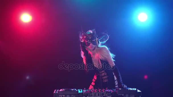 Rubia mujer de pelo largo dj en vestido erótico y máscara de gatito — Vídeo de stock
