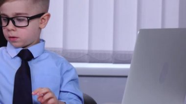 Laptop arıyorum ve diyagram için savunarak iki küçük çocuğu işadamı