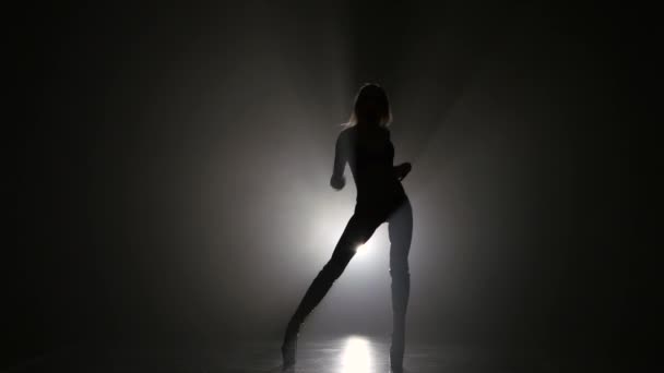 Longhaired blonde girl dancing on high heels. Dark smoke studio — Stock Video