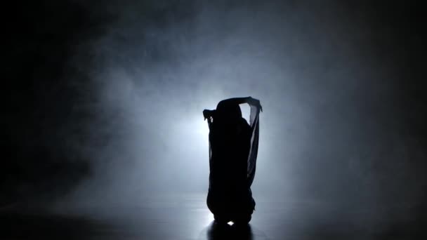 PJ fille danseuse en studio avec de la fumée sur fond noir — Video