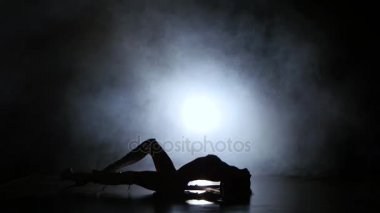 Seksi gece kulübüne dansçı kız iç çamaşırı dansları yerde yatarken