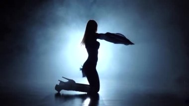Studio duman ile kız pj seksi dansçı. Ağır çekim