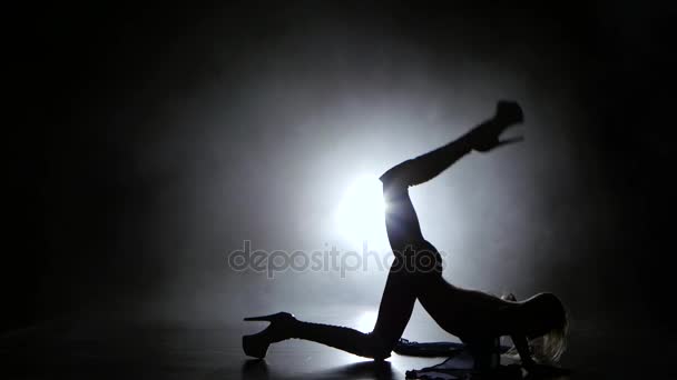 ランジェリーでセクシーなナイトクラブのダンサーの女の子。シルエット。スモーキー スタジオ — ストック動画